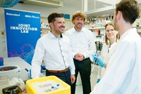 DKFZ und Beiersdorf gründen Joint Innovation Lab zur Krebsprävention